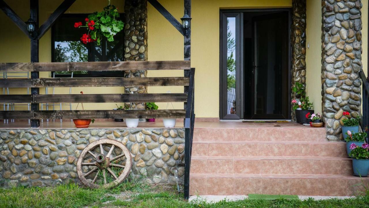 Pensiunea Gradinarilor Cu Ciubar Si Statie De Incarcare Electrica Auto Comanesti  Bagian luar foto